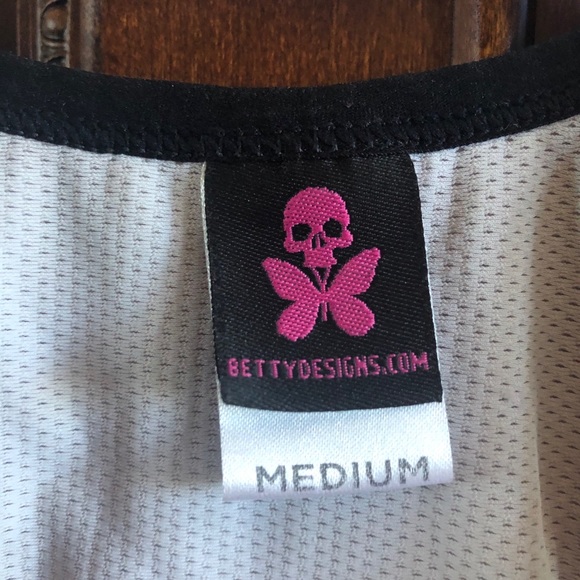 Betty Tri Top with Shelf Bra and back pocket - Picture 3 of 3